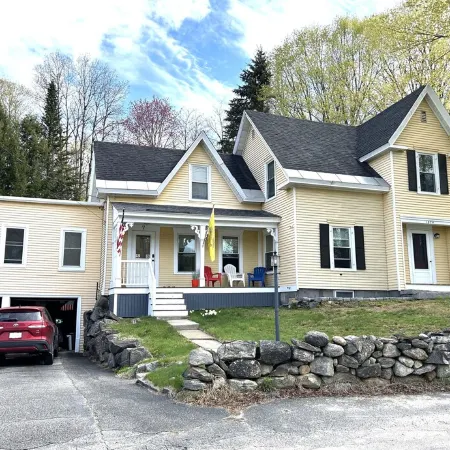 Main Street Retreat 4-bedroom w Hot Tub, Walk to Beach, Harbor & Restaurants