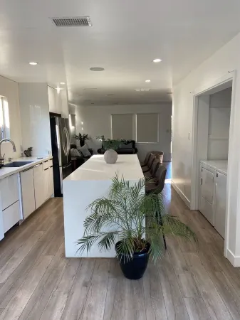 Charming 2-bedroom house in the heart of Tarzana located near the 101 freeway Отели в г. Tarzana