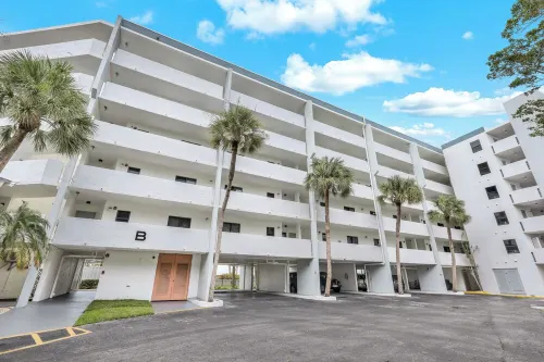 Stunning Marco River Waterfront 2 Bath w/ King Bed. Balcony, Pools/ Spa, Beach.