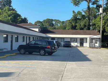 Newly remodeled 14-room hotel in charming St. Mary's .