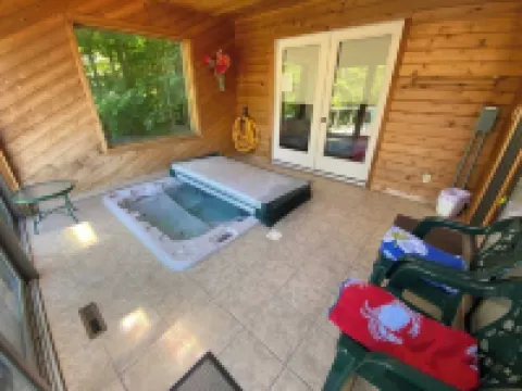 Cozy retreat in Old Timberline close to great hiking and skiing. Pet Friendly!