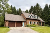 4BR Luxury cottage on 5 acres in King City W/hot tub, sauna, fire pit &pond. Hotels in King