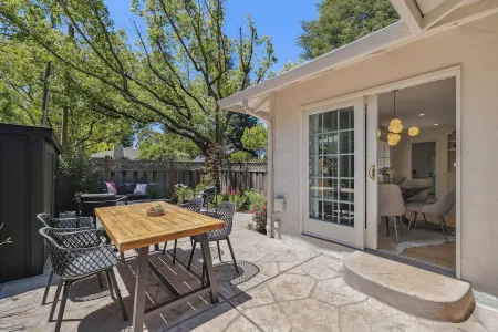 Luxury Oasis Steps from Palo Alto and Stanford, Chef's Kitchen, Workspaces, Gym Отели рядом с достопримечательностью «Facebook Building 23»