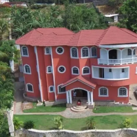 Spacious 5-bedroom house in lovely Kingston with WiFi, AC