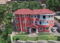 Spacious 5-bedroom house in lovely Kingston with WiFi, AC