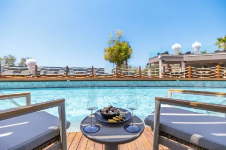 Qlusive Hotel Отели в г. Bayraklidede Mahallesi