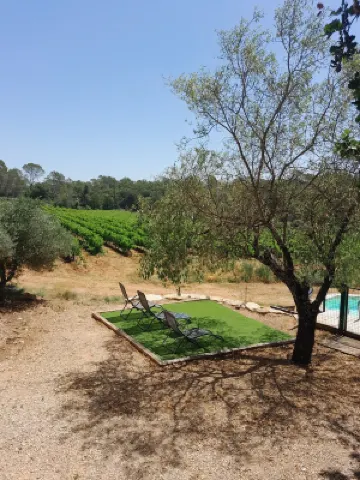 Bastidon between hill and vineyard