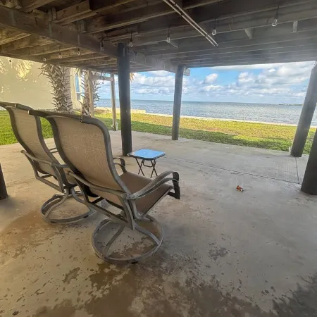 MANATEE COTTAGE: Gulf Front 2-bedroom house