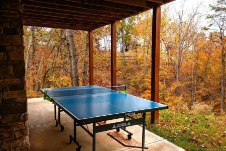 Charming Gainesville Lakehouse with Hot Tub, Arcade Room, Mini Golf, King Beds