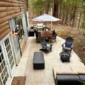 Charming Log Cabin in Lake George Hotel Exterior