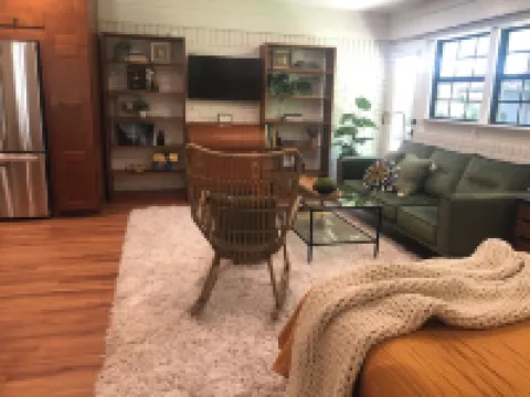 Beautiful Studio w Full Kit, W/D, Covered parking, Close to Shopping/Restaurants