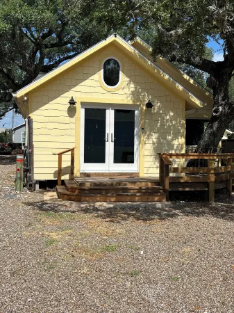 Coastal Artist’s Escape with Pool Отели в г. Фултон