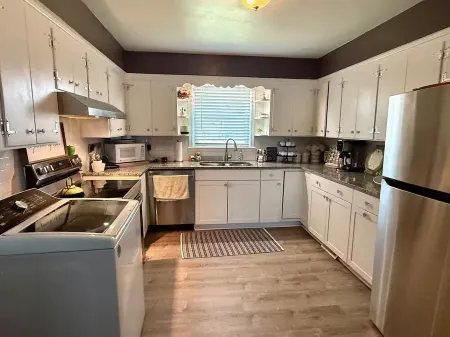 Joy for your Journey - 3-bedroom house in peaceful Spartanburg w/ WiFi, Kitchen