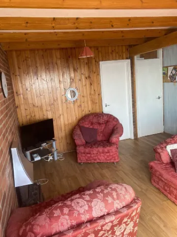 Cosy chalet with breathtaking sea views of the bay. Pet friendly.