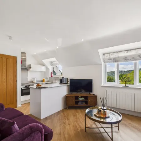 Central Bowness 2-Bed Apt Sleeps 4 with Parking