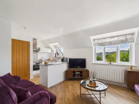 2-Bed Central Apartment-Sleeps 4 & Private Parking Отели в г. Bowness-on-Windermere