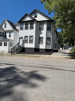 Charming 3-bedroom apartment in superb Schenectady with AC