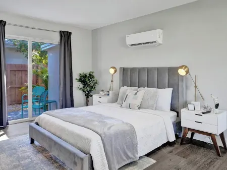 Pelican by Stay Hospitality Отели рядом с достопримечательностью «Laguna Bay Nursery Inc»