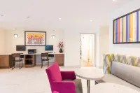 Holiday Inn Express CHARLESTON US HWY 17 & I-526 by IHG - parking