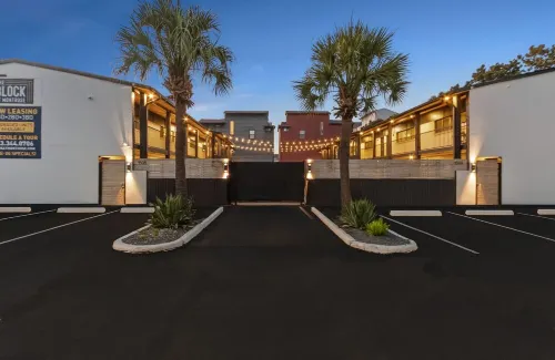 Chic 1BR Apartment in the Heart of Montrose, Walk to Restaurants and Bars