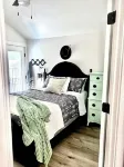 The Black Bird Bungalow -Charming Modern-Vintage Flair - Spa & Fireside