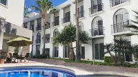 Seven Crown Express & Suites by Kavia - Pools