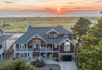 CORAL SUNSETS & SHIMMERING DEEP BLUE OCEAN VIEWS..  LASTING MEMORIES MADE HERE!!