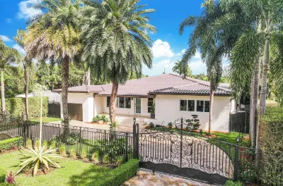 Paradise Near Beach-Downtown w/ Heated pool/Mini Golf & BBQ Hotels near Miami Shores Aquatic Center(Private Facility for Residents of BHI and Miami Shores Residents Only))