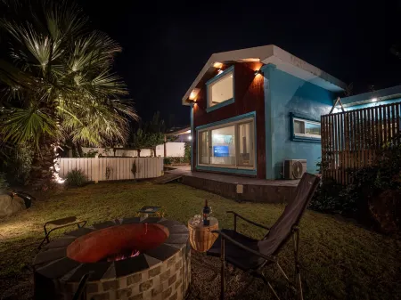 Jeju Jejuaemuldeulda Pension Отели рядом с достопримечательностью «Dolgeobugi Suseok Bakmulkwan»