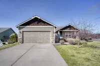 Charming Bend Home w/ Porch & Yard: Great Location - Homestays
