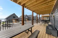 Cedar Shores 7 Bedroom Home by RedAwning