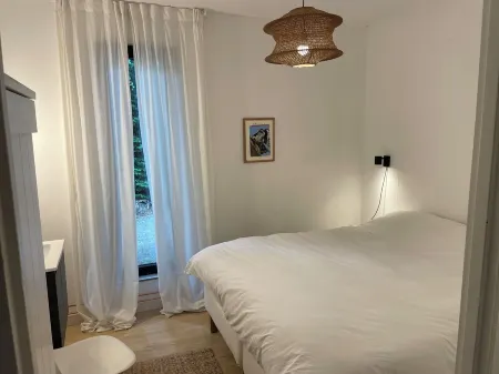 5 Minutes from IJsselmeer. 6 persons Chalet with large private garden near water Отели в г. Андейк