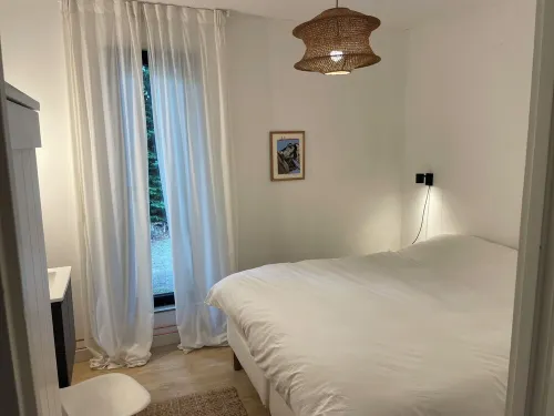 5 Minutes from IJsselmeer. 6 persons Chalet with large private garden near water Hotels in Andijk