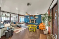 Work & Family 5 Bedroom 4 Bath with Independent Casita for 14 Guests