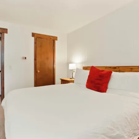 2Br Lake Dillon Escape w/ Pool & Hot Tub!