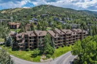 Luxury Amenities- Steps to Mtn- 2 Hot Tubs- Pool/Ping Pong Table-Massage Chair