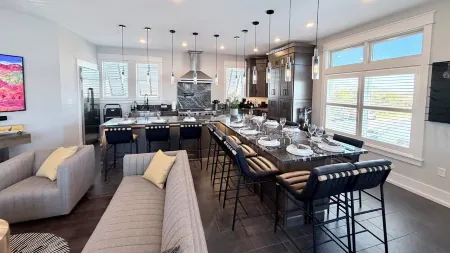 New 4,500 Sq.ft. 14 Guests, 5 Bed, 5 Bath, SkyDeck, Spa, Elevator, Docks, WiFi.