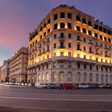 ยูโรสตาร์ส โรงแรมเอ็กเซลซิเออร์ โรงแรมใกล้ลานุนเซียเทลลา