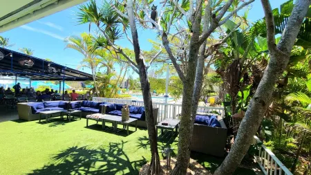 PoshPadz -Seaside Bliss-Lake Views-Tennis-BBQ-Walk to Jupiter Beach Luxury Condo