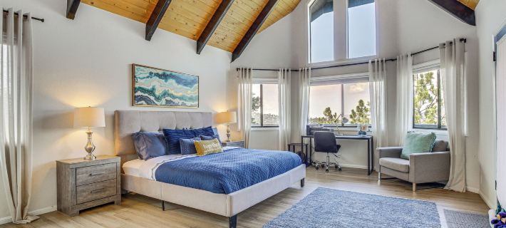 Lake Views, Game Room, Decks, 3 Ks, 2 Qs, 6 Baths! Hotels in Lake Arrowhead