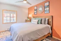 Near Hiking and Main St! Mtn-View Red River Retreat - parking