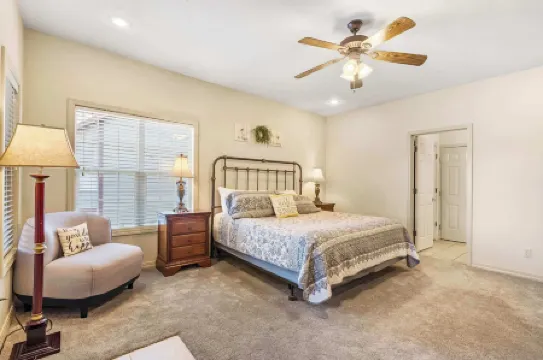 Honey Bee Inn w - Communal Amenities & More!