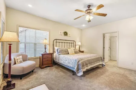 Honey Bee Inn w - Communal Amenities & More!