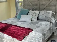 Cozy, clean, relaxing beach cottage awaits you!! Hotels in Fairhaven