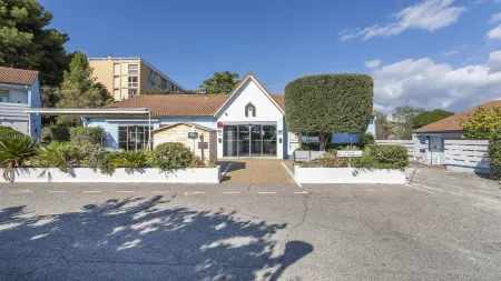 Campanile NATURE - Marseille Saint-Antoine Отели в г. Буше-дю-Рон