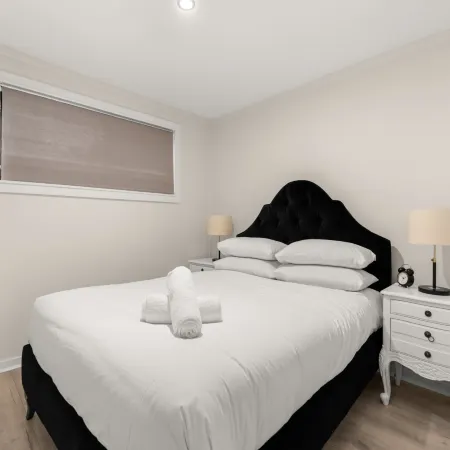 Bright 1-Bed Apartment with Garden Views Отели в г. Бомадерри
