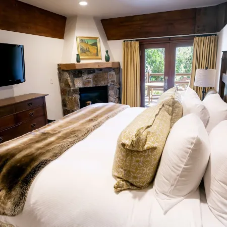 Deluxe King Room with Fireplace Hotel Room