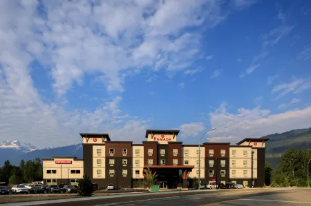 Ramada by Wyndham Revelstoke Отели в г. Ревелсток