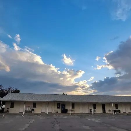 Restwel Motel Отели в г. Форсайт