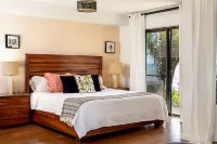 Oceanfront Lauloa 106 - Ground Floor, Modern Renovation, Split-AC, Walk to Beach